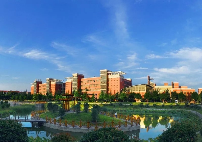 河南理工大学湖畔教学楼与秋日校园