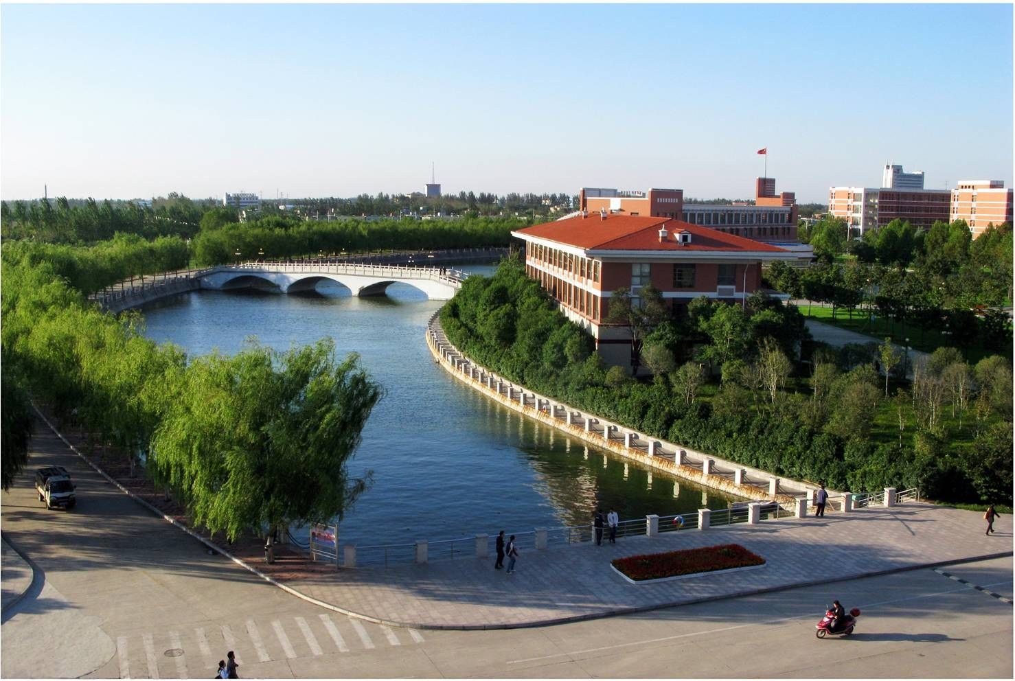 河南理工大学馨月湖与校园建筑